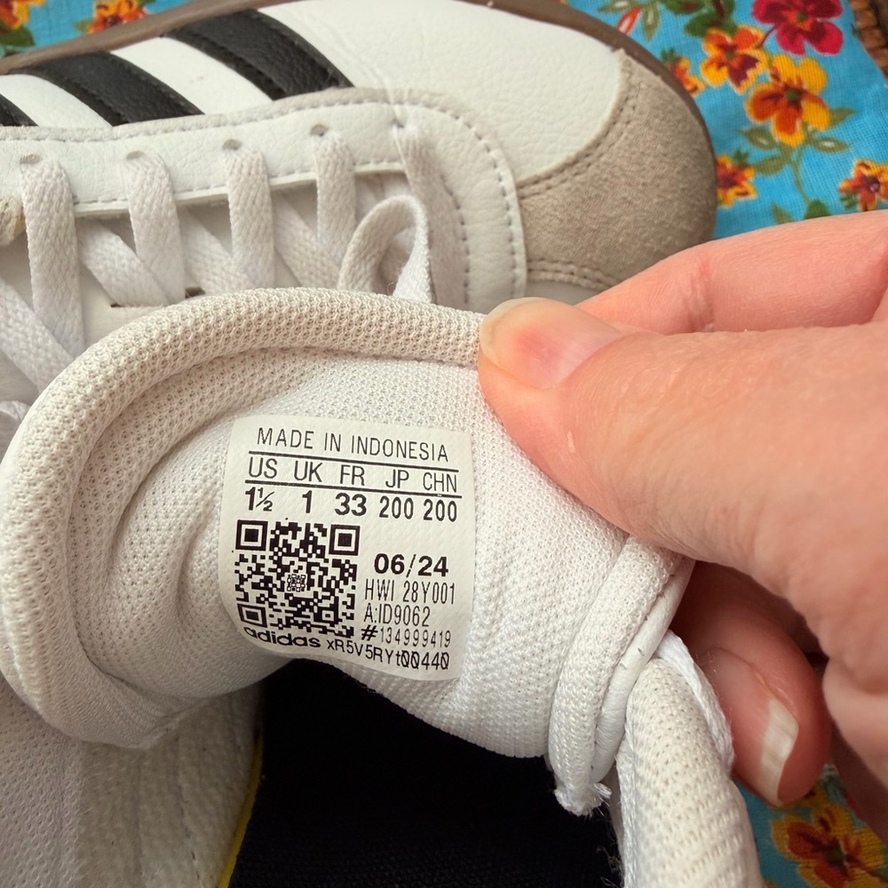Adidas Classic White and Black Shoes Kids Size 1/5 - Picture 5 of 5